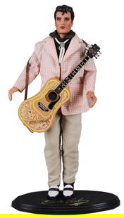 1993 Teen Idol Elvis Presley Doll with Stand – Vintage Collector Figure, 12”: This 1993 Teen Idol Elvis Presley doll captures the youthful energy of the King of Rock ‘n’ Roll during his early fame. Standing approximately 12 inches tall, the figure features detailed period
