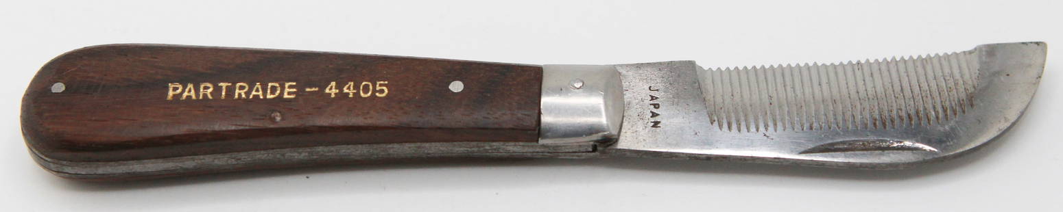 Partrade 4405 Folding Hoof Knife with Wooden Handle – Japan: This vintage Partrade 4405 folding hoof knife, made in Japan, features a 2.75-inch curved stainless steel blade with fine serrations and a smooth wooden handle, measuring 6.75 inches when fully