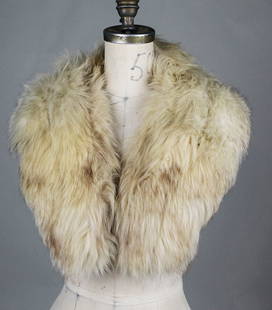 Women's Vintage Fur Collar – 37": This women’s vintage fur collar features voluminous, golden-beige fur with subtle natural striping, creating a warm and textured look perfect for layering. Measuring 37 inches in length, the collar