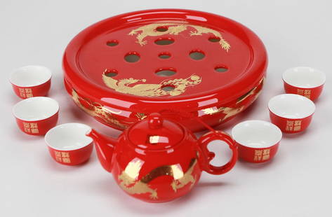 Auratic Chinese Tea Set with Dragon Motif – 6 Cups, Teapot, Drainage Bowl & Gift Box: This ornate Auratic tea set includes a red and gold porcelain teapot, six matching cups, and a large lidded drainage bowl, all adorned with intricate golden dragon designs. The vibrant imperial red