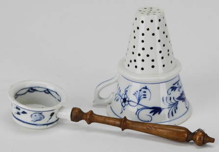 Pair of German Porcelain Strainers – Blue Onion Pattern with Wood Handle: This duo of vintage German porcelain strainers features the classic Blue Onion (Zwiebelmuster) floral motif in cobalt blue on white. One is a handled strainer with a turned wooden handle and ceramic