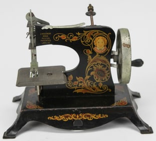Vintage Lindstrom "Little Miss" Toy Sewing Machine