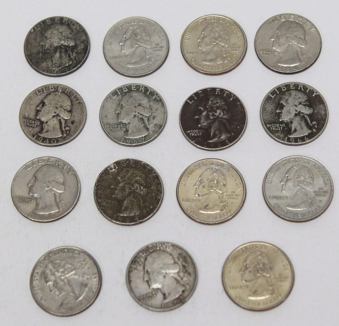 Lot of 15 Assorted Washington Quarters: Lot of 15 U.S. Washington quarter dollars featuring a mix of classic Eagle reverse coins and Statehood Quarter designs, including Maine, Massachusetts, District of Columbia, and other commemorative