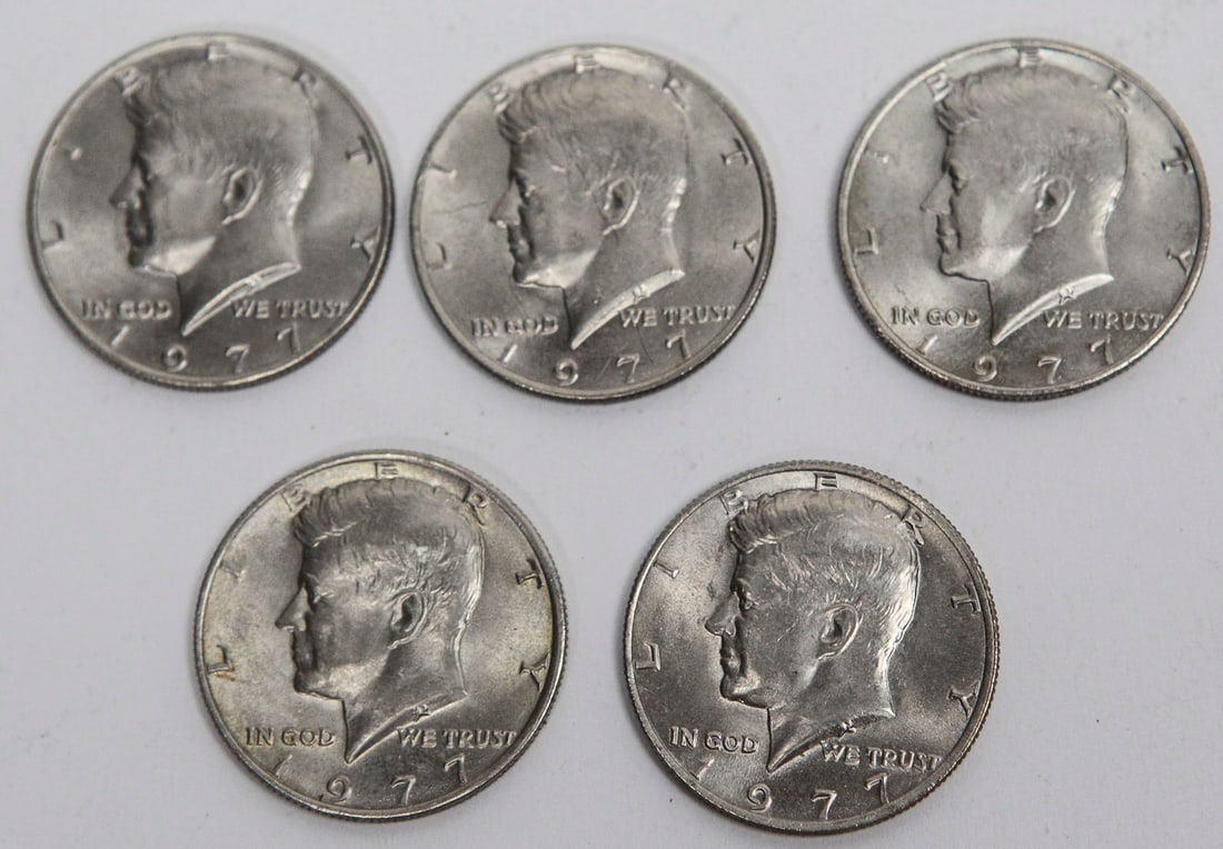 Lot of 5 Kennedy Half Dollar Coins – 1971 Clad U.S. Half Dollars: Group of five (5) United States Kennedy Half Dollar coins, all dated 1971. These copper-nickel clad half dollars feature the portrait of President John F. Kennedy on the obverse and the Presidential