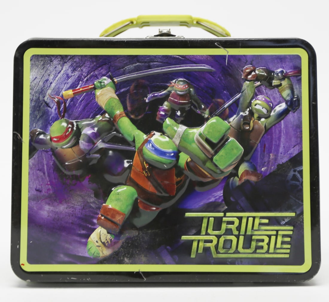 2014 Teenage Mutant Ninja Turtles Turtle Trouble Metal Lunch Box: A 2014 Teenage Mutant Ninja Turtles metal carry-all lunch box featuring Leonardo, Raphael, Donatello, and Michelangelo in a Turtle Trouble design. Manufactured in China for The Tin Box Company and dat