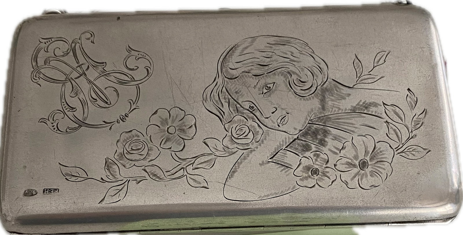 Russian Silver Women’s Purse, Henriksen, St. Petersburg (circa 1870–1890): This elegant antique Russian silver purse, crafted by silversmith F.E. Henriksen in St. Petersburg between 1870 and 1890, features a finely engraved image of a woman surrounded by blooming flowers and