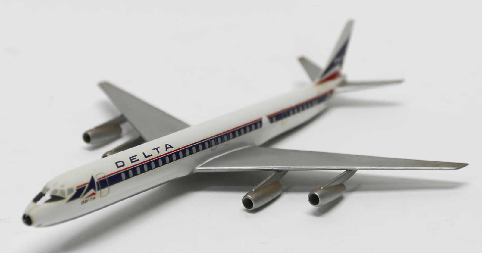 Vintage Delta Air Lines Boeing 747 Model Plane: Vintage Delta Air Lines Boeing 747 model airplane featuring the airline’s classic red, white, and blue livery, four engines, registration number N822E, and molded passenger window details. Measures