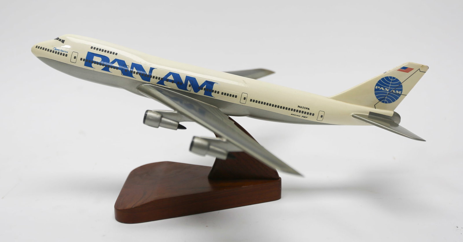 Pan Am Boeing 747 Display Model Plane: Pan American World Airways Boeing 747 display model featuring the airline’s blue globe livery, four-engine configuration, registration number N655PA, and detailed passenger windows. Mounted on a