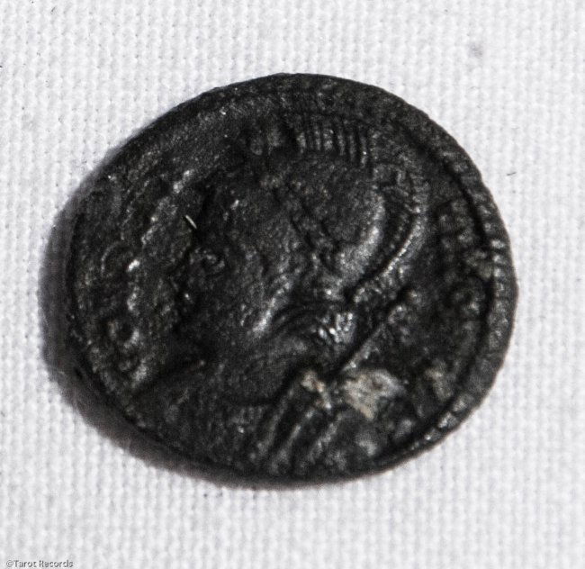 Constantinopolis Victory shield Rare ancient Roman coin (1 of 2)