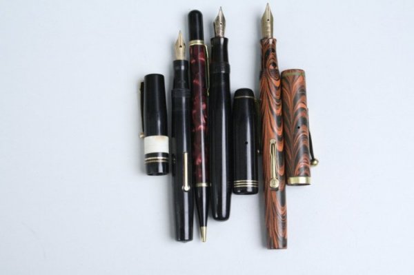 A fountain pen and pencil duo set & 3 other pens: A cased Conway Stewart 759 fountain pen and pencil duo set, in red marble finish, a Watermans Ideal ripple finish leverfill fountain pen, a Parker televisor in black and a Swan self filler with origin