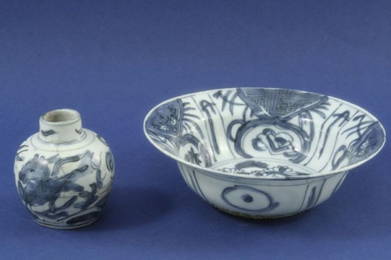 512: A Chinese blue and white bowl and a small vase