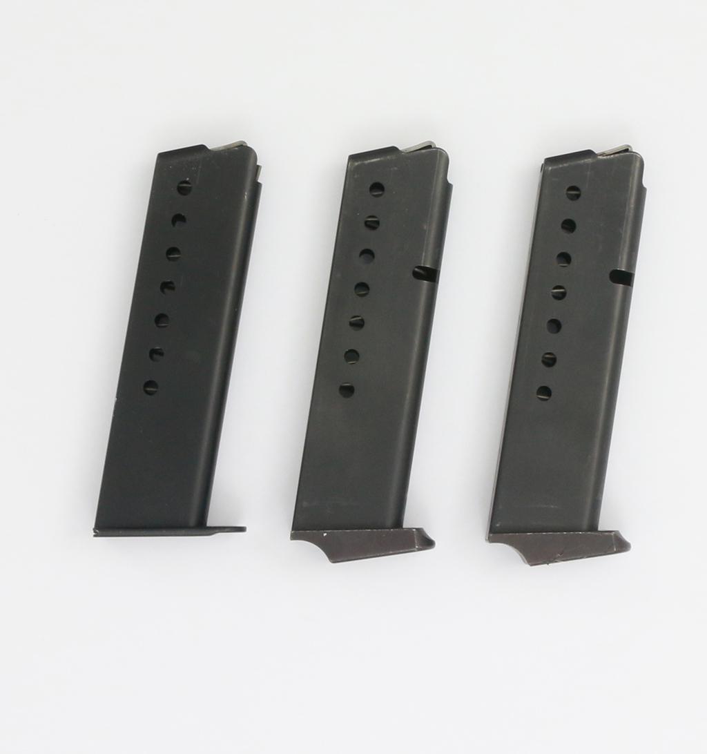 Konvolut Magazine zu SIG 210: Konvolut Magazine zu SIG 210, 1x normales P210 Magazin. 2x P210 Magazine fÃ¼r Pistolen mit seitlichem MagazinauslÃ¶ser. EinfrÃ¤sung auf der rechten Seite des Magazins brÃ¼niert. HÃ¶chstwahrs