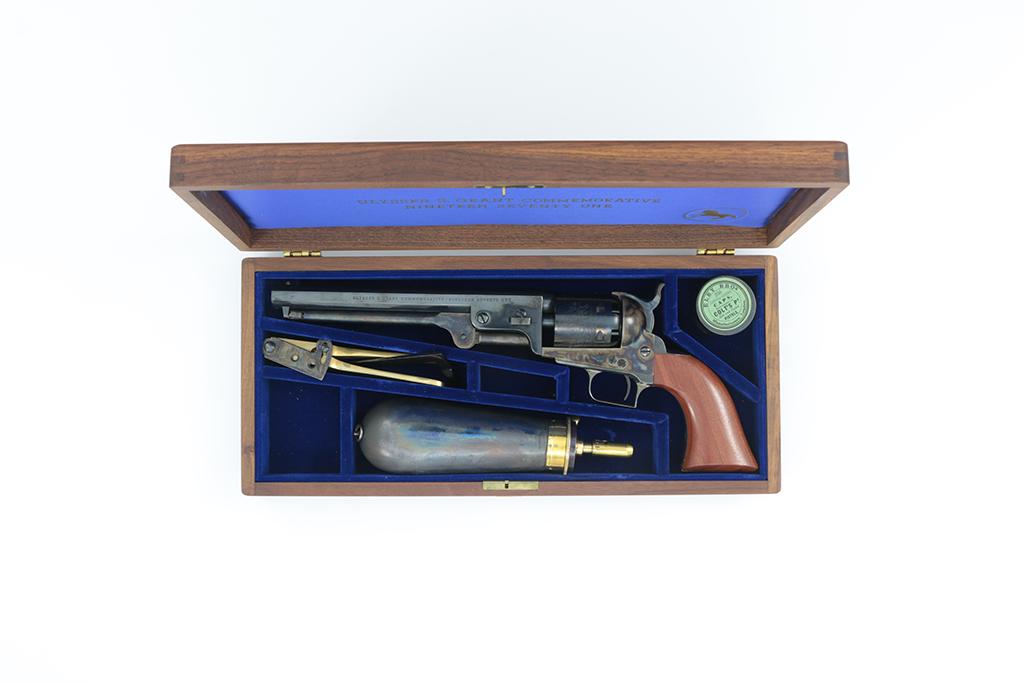 Percussion Revolver, Colt, 1851 Navy, Cal. .36, #9867,: JubilÃ¤ums-Perkussionsrevolver, Colt, 1851 Navy, Kal. .36, #9867, "Ulysses S. Grant Commemorative 1971", ein original von Colt angefertigter Nachbau eines Colt Perkussionsrevolvers, Lauf, Trommel un
