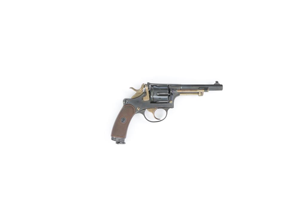 Swiss Army Revolver, WF Bern, Mod. 1882, Cal. 7.5mm,: Revolver, WF Bern, eidg. Ord. Mod. 1882, Kal. 7.5mm, #P2816, brÃ¼niert, Hartgummigriffschalen mit Schweizer Kreuz auf der linken Seite. Schweizer Polizeiwaffe. Zustand: B [WES]