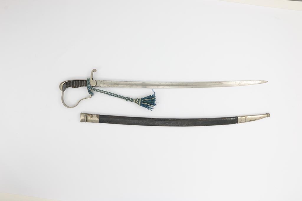 Swiss Army Non-Commissioned Officer's Sabre, Mod.1883: SÃ¤bel, eidg. Ord. 1883, hÃ¶here Unteroffiziere, Naturbraune Lederscheide mit Eisenblechgarnitur Mod. 1922 Typus C (nach Buch Bewaffnung und AusrÃ¼stung der Schweizer Armee seit 1817 Band 7 S.11