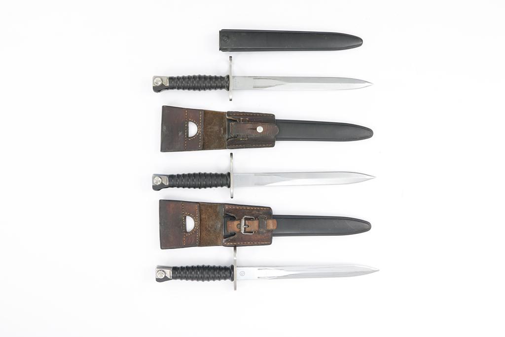 Lot of 3 Swiss Army Bayonets, Mod. 1957: Konvolut Bajonette (3 Stk.), eidg. Ord. 1957, #170701, #313273, #188707 alle mit Scheide, zwei davon mit Lederfrosch. Zustand: B