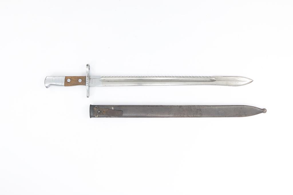 Swiss Army Sawback Bayonet, Elsener Schwyz, Mod. 1914,: SÃ¤belbajonett, Elsener Schwyz, eidg. Ord. Mod. 1914, #683699, SÃ¤gerÃ¼ckenklinge, mit Stahlscheide. Zustand: D