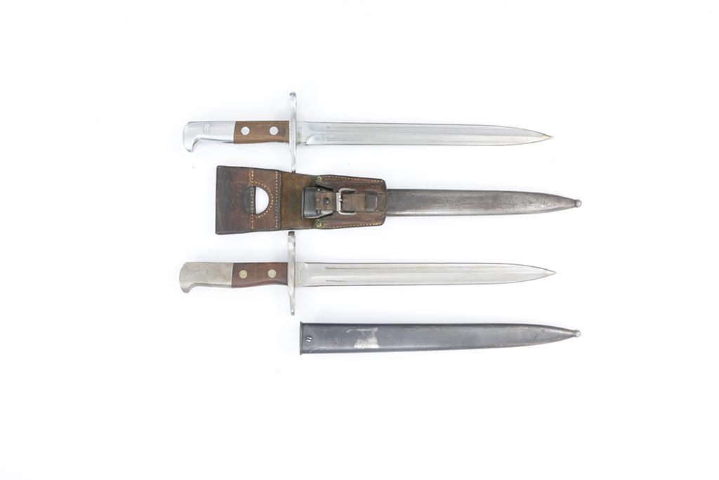 Lot of 2 Swiss Army Bayonets, Mod. 1918: Konvolut eid. Ord. Bajonette Mod. 1918 (2Stk.), (1) Elsener Schwyz Victoria mit Scheide, (2) Elsener Schwyz, #534949, mit Scheide und Lederfrosch. Zustand: D-C