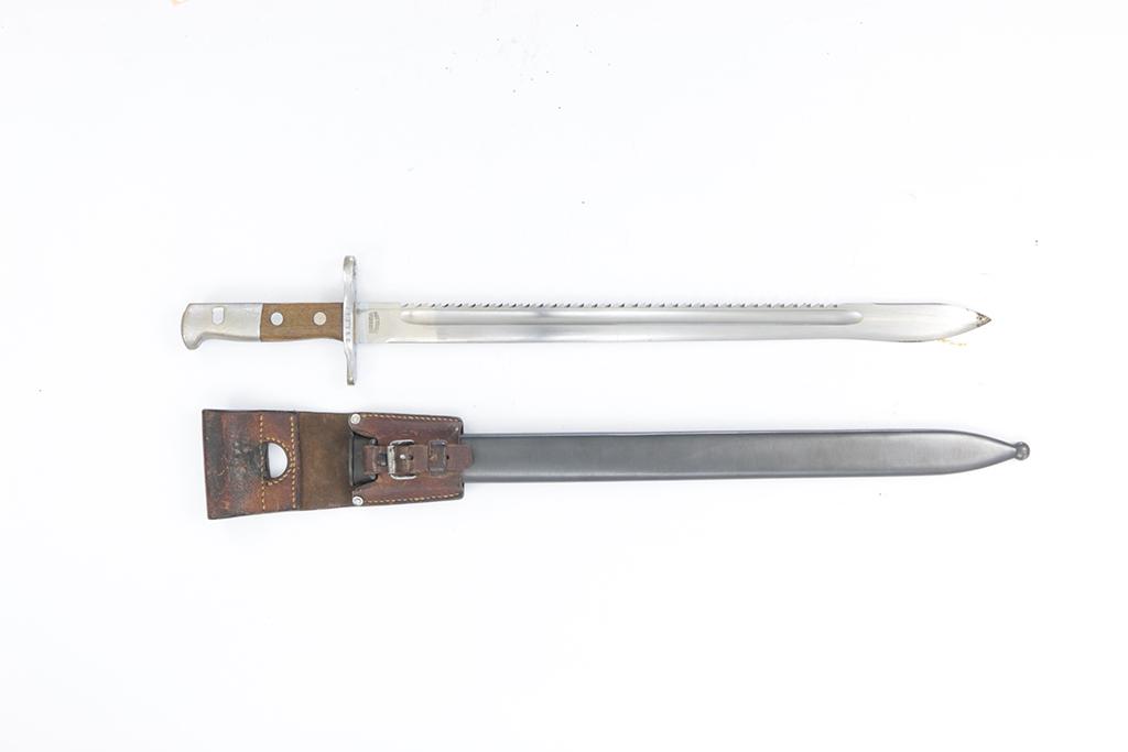 Swiss Army Sawback Bayonet, WF Neuhausen, Mod. 1914,: SÃ¤belbajonett, WF Neuhausen, eidg. Ord. Mod. 1914, #871152, SÃ¤gerÃ¼ckenklinge, mit Stahlscheide und Lederfrosch. Zustand: C
