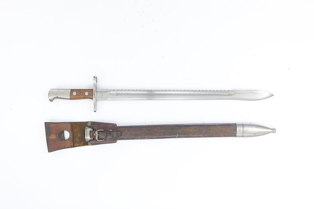 Swiss Army Sawback Bayonet, WF Neuhausen, Mod. 1914,: SÃ¤belbajonett, WF Neuhausen, eidg. Ord. Mod. 1914, #208264, SÃ¤gerÃ¼ckenklinge, mit Lederscheide und Lederfrosch. Zustand: D
