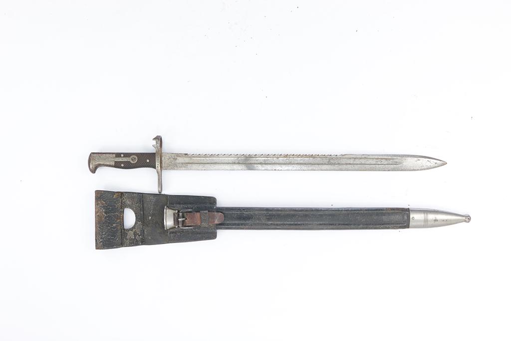 Swiss Army Sawback Bayonet, S.J.G. Neuhausen, Mod.: SÃ¤belbajonett, S.J.G. Neuhausen, Ord. 1887, #20374, fÃ¼r Vetterligewehr und Stutzer, SÃ¤gerÃ¼ckenklinge, Griff dreifach genietet, mit Lederscheide und Lederfrosch. Zustand: D