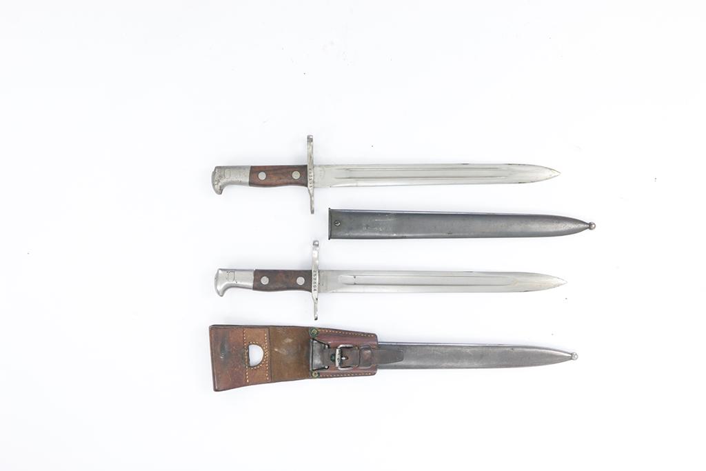 Lot of 2 Swiss Army Bayonets, Mod. 1889: Konvolut Bajonette (2 Stk.), eidg. Ord. 1889, (1) Maschinenfabrik Bern, #252694, mit Scheide und Lederfrosch, (2) S.I.G. Neuhausen, #157175, mit Scheide. Zustand: D