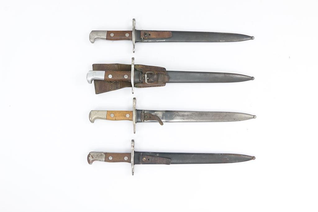Lot of 4 Swiss Army Bayonets, Mod. 1899: Konvolut Bajonette (4 Stk.), eidg. Ord. 1899, Klinge mit Arretiergrat, Waffenfabrik Neuhausen, 2 davon mit Nummer: #402511, #422958, alle mit Scheide, eines mit Lederfrosch. Zustand: C-E