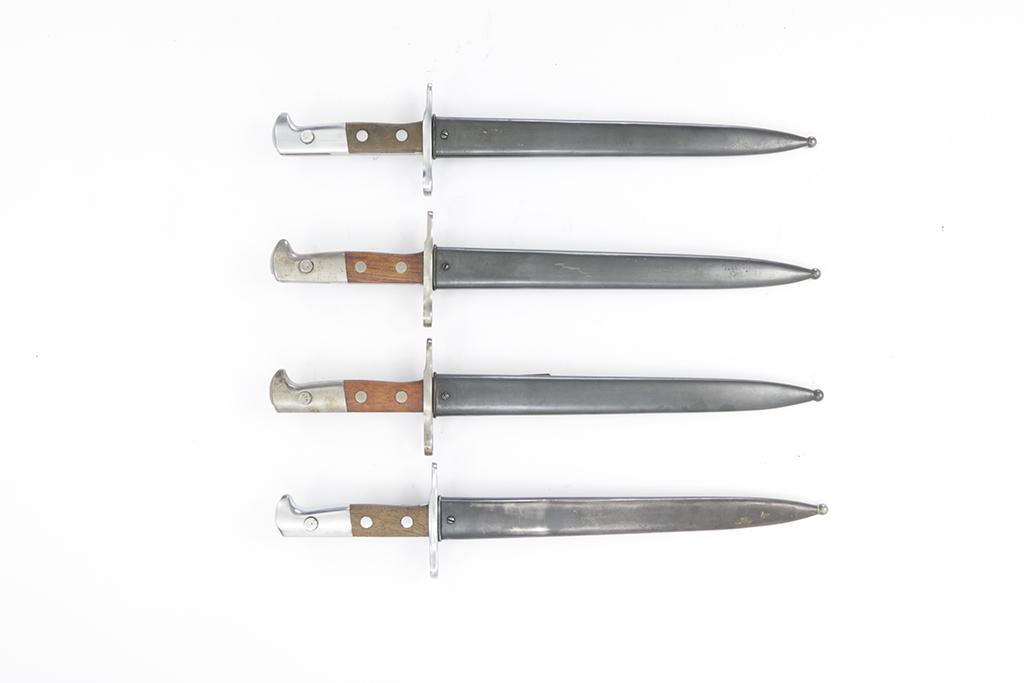 Lot of 4 Swiss Army Bayonets, Mod. 1918: Konvolut Bajonette (4 Stk.), eidg. Ord. 1918, rhombische Klinge, (1) Elsener Schwyz, #520566, (2) Elsener Schwyz, #717581, (3) Elsener Schwyz, #538104, (4) Waffenfabrik Neuhausen, #697187, alle mit Sc