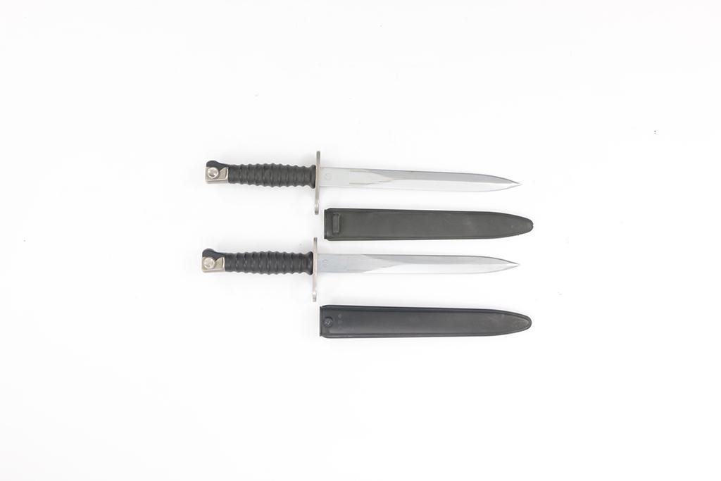 Lot of 2 Swiss Army Bayonets, Mod. 1957: Konvolut Bajonette (2 Stk.), eidg. Ord. 1957, #435624, #86297, beide mit Scheide. Zustand: B