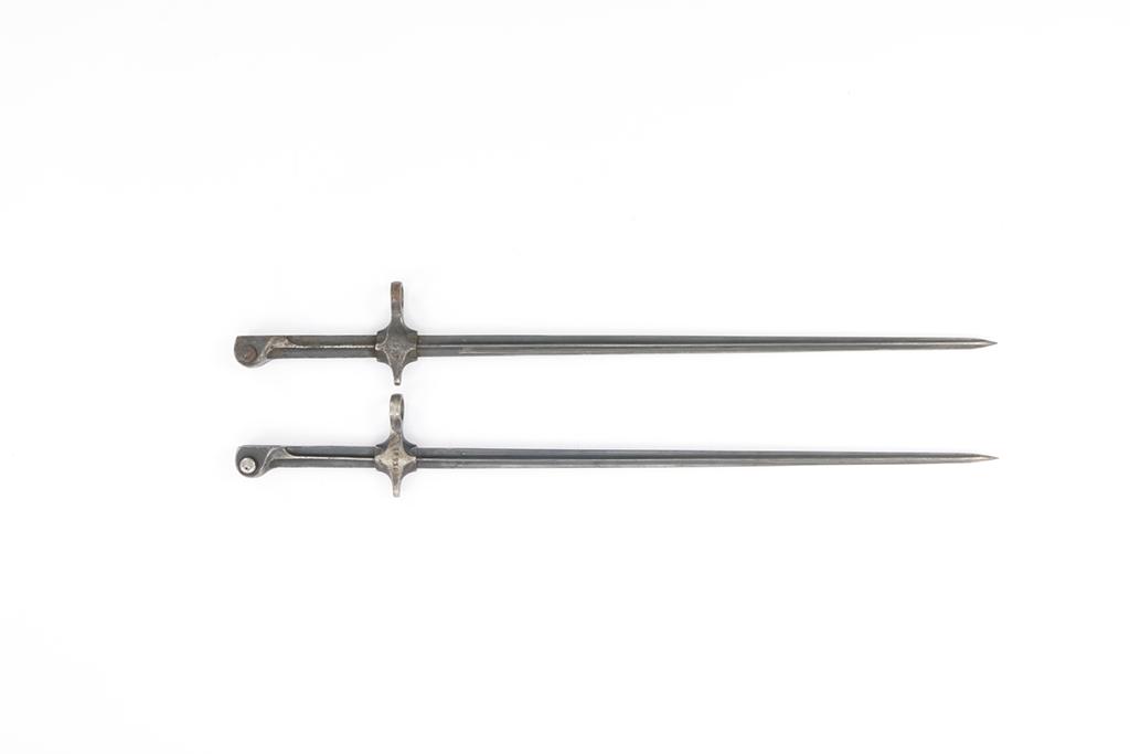 Lot of 2 Swiss Army Bayonets Mod. 1892/1900: Konvolut Stichbajonette (2 Stk.), eidg. Ord. 1892/1900, #65532, #38910, fÃ¼r Repetiergewehr eidg. Ord. Mod. 1889 und deren Modifikationen. Zustand: D