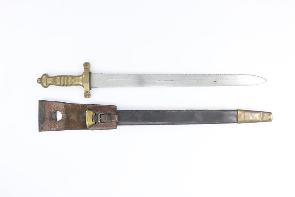 Swiss Army Fascine knife, Mod. 1842/52: Faschinenmesser, eidg. Ord. Mod. 1842/52, einteiliges MessinggefÃ¤ss, Typ A, SÃ¤gerÃ¼ckenklinge. Lederscheide Typ F, mit Lederfrosch. Zustand: D