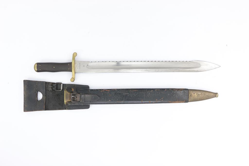 Swiss Army Fascine knife, S.J.G Neuhausen, Mod. 1878,: Faschinenmesser, S.J.G Neuhausen, eidg. Ord. 1878, #3663, SÃ¤gerÃ¼ckenklinge, S-fÃ¶rmige Parierstange mit WalzenfÃ¶rmigen enden, Holzgriff mit Fischhautstruktur fÃ¼nffach genietet. Ledersche