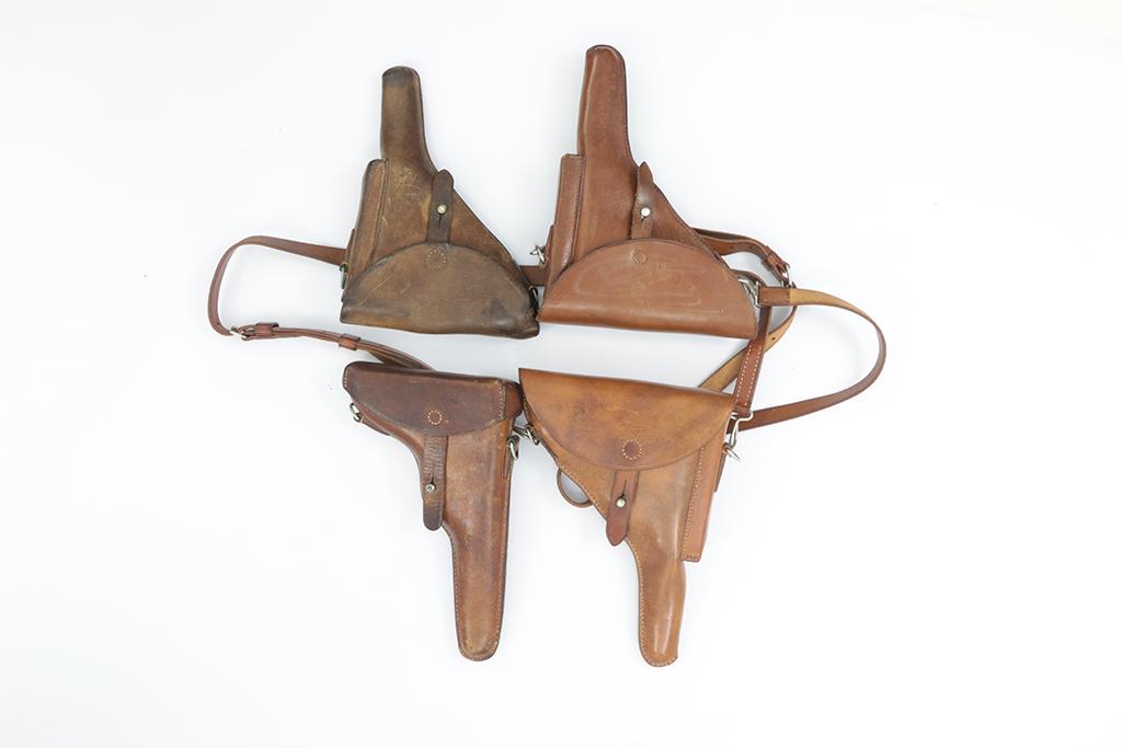 Lot of 4 Swiss Army Luger Holsters, 2 with Leather: Konvolut 4 Parabellum Holster, 2 davon mit Tragriemen. Zustand: C