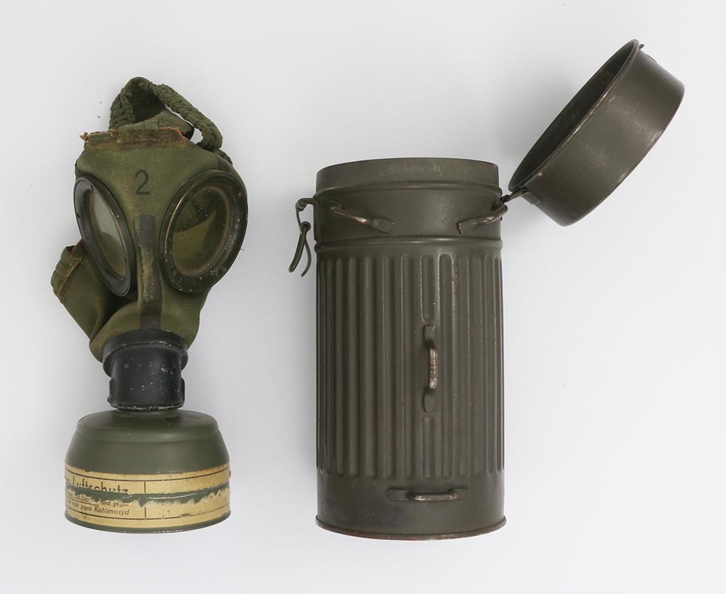 Gasmask, German WWII, Mod. 30: Gasmaske, Deutsch 2. WK, Mod. 30, grÃ¼ner Stoff, zur Abdichtung Veloursleder, GrÃ¶sse 2 (mittlere GrÃ¶sse) zwischen den SichtglÃ¤sern gestempelt. Mit Tornister. Zustand: D