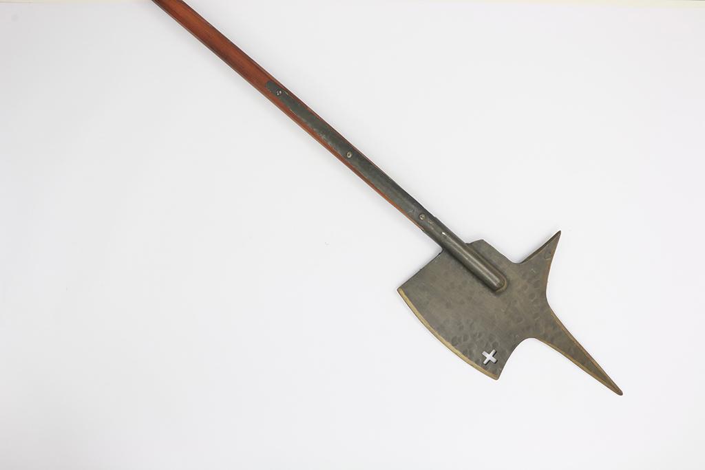 Halberd in 16th Century Swiss Style: Halbarte, schweizerisch, im Stil des 16. Jh., Blatt mit konvexer Schneide und schweizer Kreuz durchbrechung, rÃ¼ckseitiger Haken, Holzschaft. LÃ¤nge: 207 cm. Zustand: B