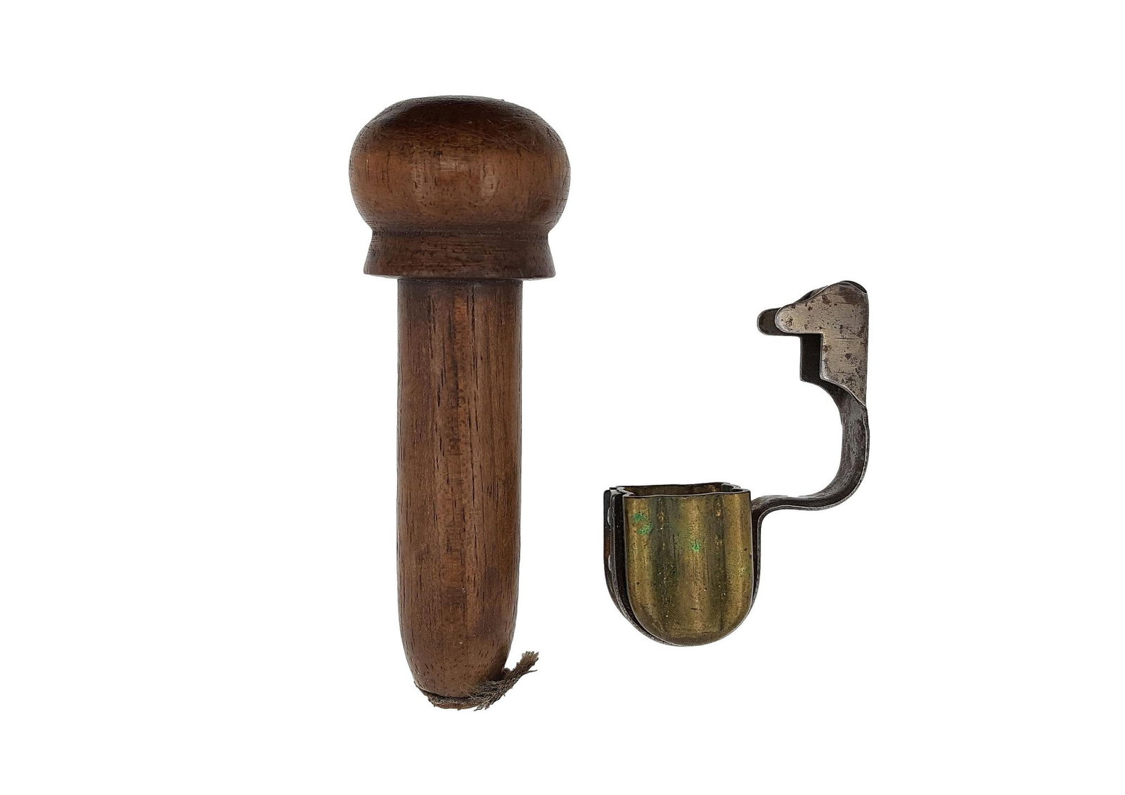 Lot of 2 Swiss Ordnance Barrel covers: Lot of 2 Swiss Ordnance Barrel covers, featuring a barrel cap for Swiss Carbine Model 1911 and 1931, together with a hardwood barrel plug used on Swiss ordnance rifles after 1842. Condition: Very good
