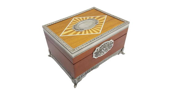Elegant and Valuable Cigar Humidor made by Royal Selangor: Elegant and Valuable Cigar Humidor made by Royal Selangor, for about 50 cigars, featuring the highest international standard in quality cast pewter hardware and meticulous hand-finishing, the lid