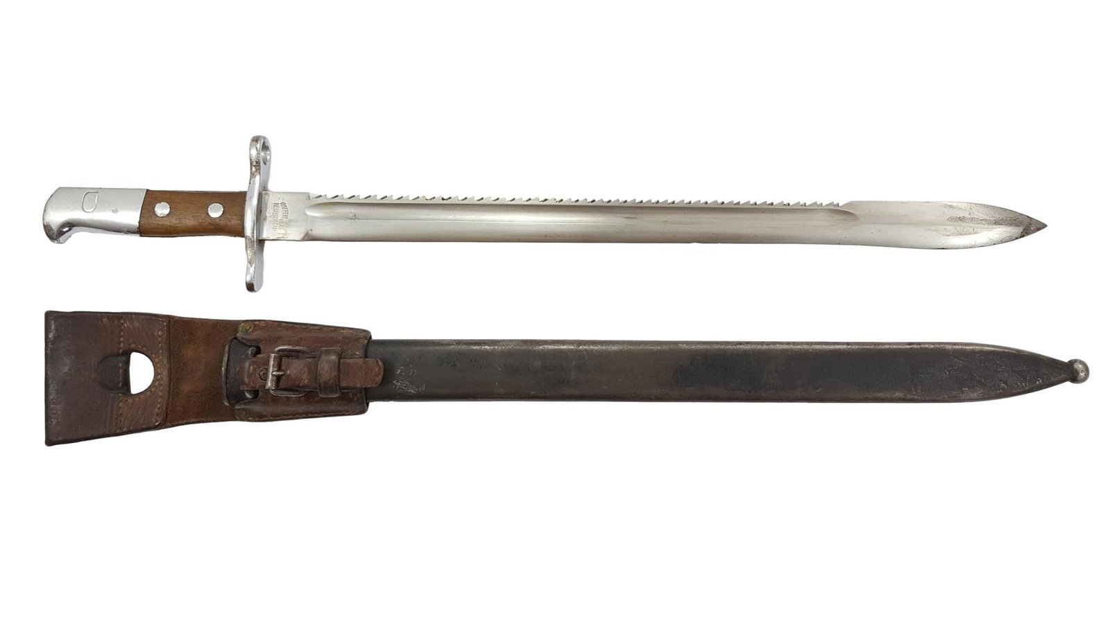 Swiss Saw-Backed Bayonet, Mod. 1914: Swiss saw-backed bayonet, ordnance 1914, for the Schmidt-Ruben Rifle Mod.1911 and their variants, wooden grips with 2 rivets, blade length: 48cm, complete with original steel scabbard and leather frog