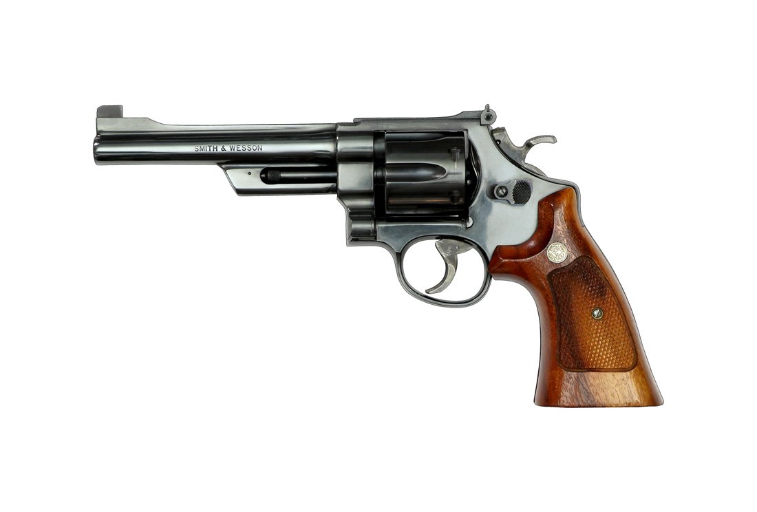 Smith and Wesson Mod. 27-3: Revolver, Smith & Wesson, Mod. 27-3, brueniert, Hahn und Abzug buntgehaertet, Holzgriffschalen mit Fischhautstruktur und verziert mit Smith and Wesson Medaille, Lauflaenge: 6 Zoll, Kal. .357 Mag., #AJ