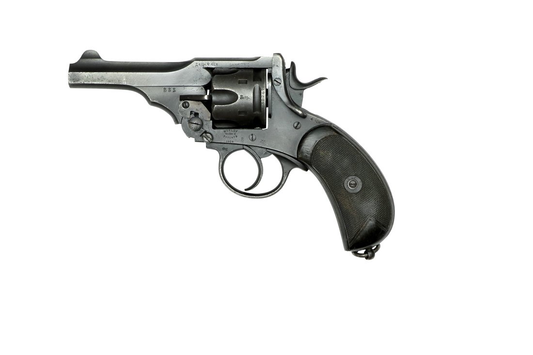 Webley Mark V: Revolver, Webley, Mark V, brueniert, braune Hartgummigriffschalen, Griff in geschwungener "Vogelkopf" Form, Fangriemenoese, datiert 1914, Lauflaenge: 4 Zoll, Kal. .455 Webley, #132787, Zustand: C [WES