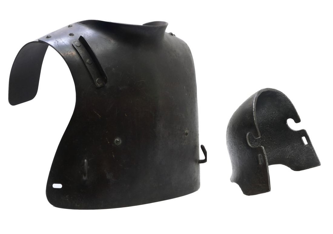 Rare WW1 German Body Armour/Helmet Plate: Stirnplatte und Brustpanzer, deutsch, WW1 um 1917, aus gehÃ¤rtetem Stahl. Der Brustpanzer wurde normalerweise mit Unterleib-Lamellen getragen (welche bei diesem Exemplar fehlen). Schutz dieser Art w