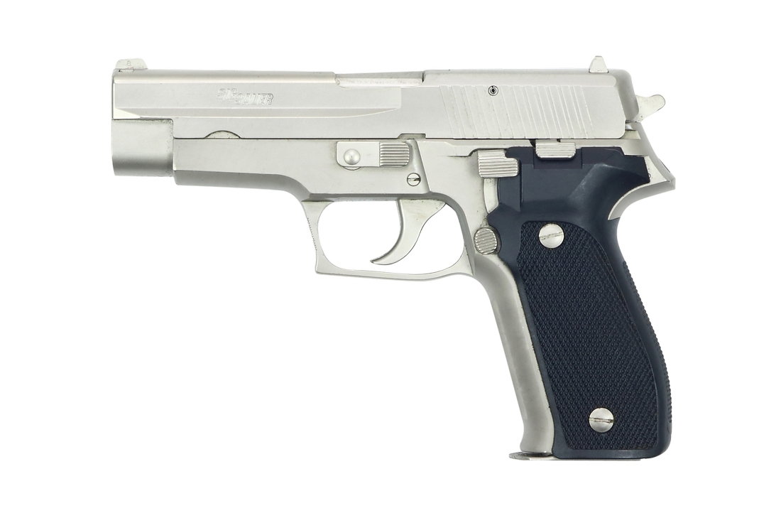 SIG Sauer P226, 9mm Para: SIG Sauer, P 226, Kal. 9mm Para, #U112914, Matt verchromt, schwarze Kunststoff Griffschalen mit Fischhautstruktur, Zustand: C [WES]