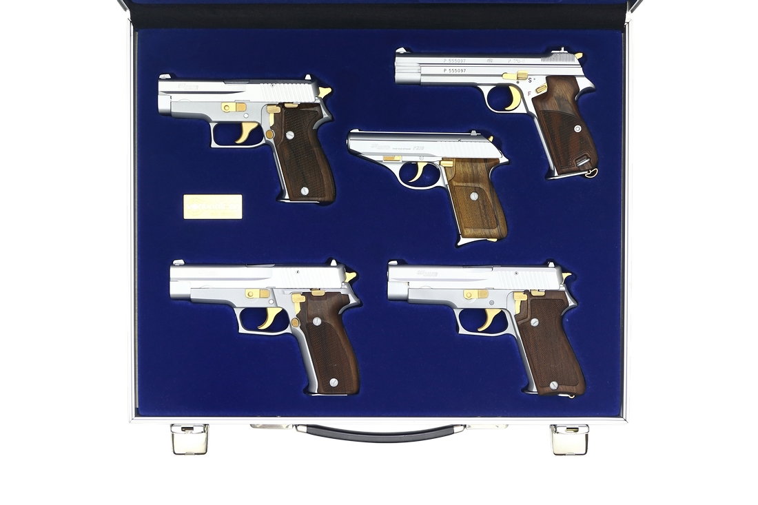 Deluxe Pistol Set "Von Bank": Pistolenset Von Bank, SIG, P210-6 / P226 /P225 / P220 / P230, Kal. 9mm Para, #555097. Alle fÃ¼nf Waffen dieses Sammler-Sets sind mattverchromt, besitzen vergoldete Bedienelemente und Griffschalen au
