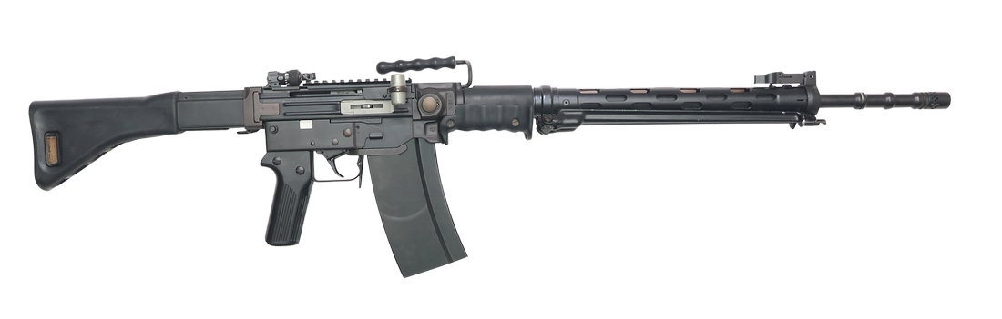 Swiss Assault Rile, SIG, Mod 57: Selbstladegewehr, SIG, Mod. 57, Kal. 7,5x55, #A325225, mit Picatinnyschiene, Tragriemen, leichter Flugrost, Zustand: D [WES]