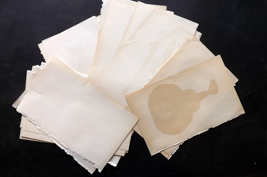 Old Paper Bookbinding 1860's Lot of 30 Uniform Wove Sheets 8vo: Lot of Uniform Wove Paper Sheets. Made in Britain between 1862-65. Paper Size: 9.5 x 6 inch (24 x 15cm) Minor offsetting in parts. Good Condition