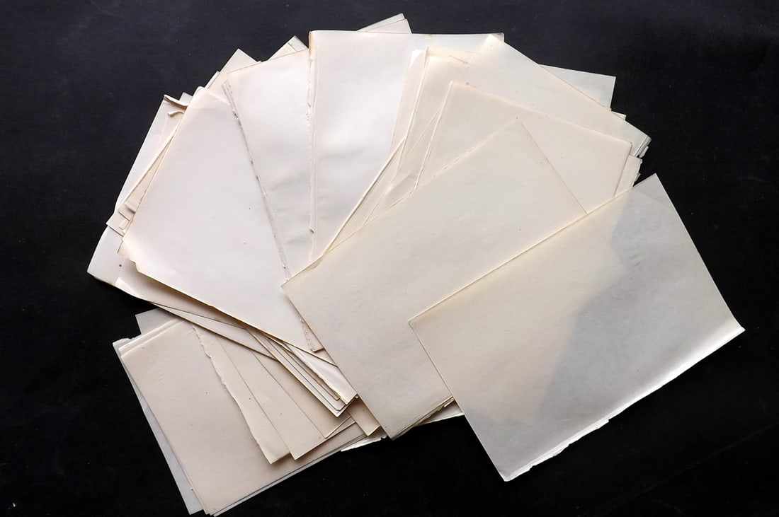 Old Paper Bookbinding 1860's Lot of 50 Uniform Wove Sheets 8vo: Lot of Uniform Wove Paper Sheets. Made in Britain between 1862-67, 8vo. Paper Size: 7 x 4.75 inch (18 x 12cm) Good Condition
