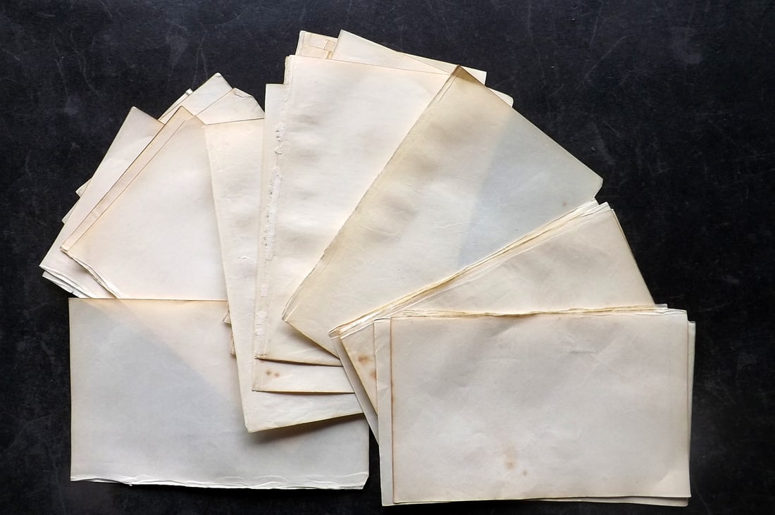 Old Paper Bookbinding C1850 Lot of 28 Uniform Wove Sheets 12mo British: Lot of Uniform Wove Paper Sheets. Made in Britain in C1850. Paper Size: 6 x 4 inch (16 x 11cm) Most with minor offsetting and toning, otherwise Good Condition.