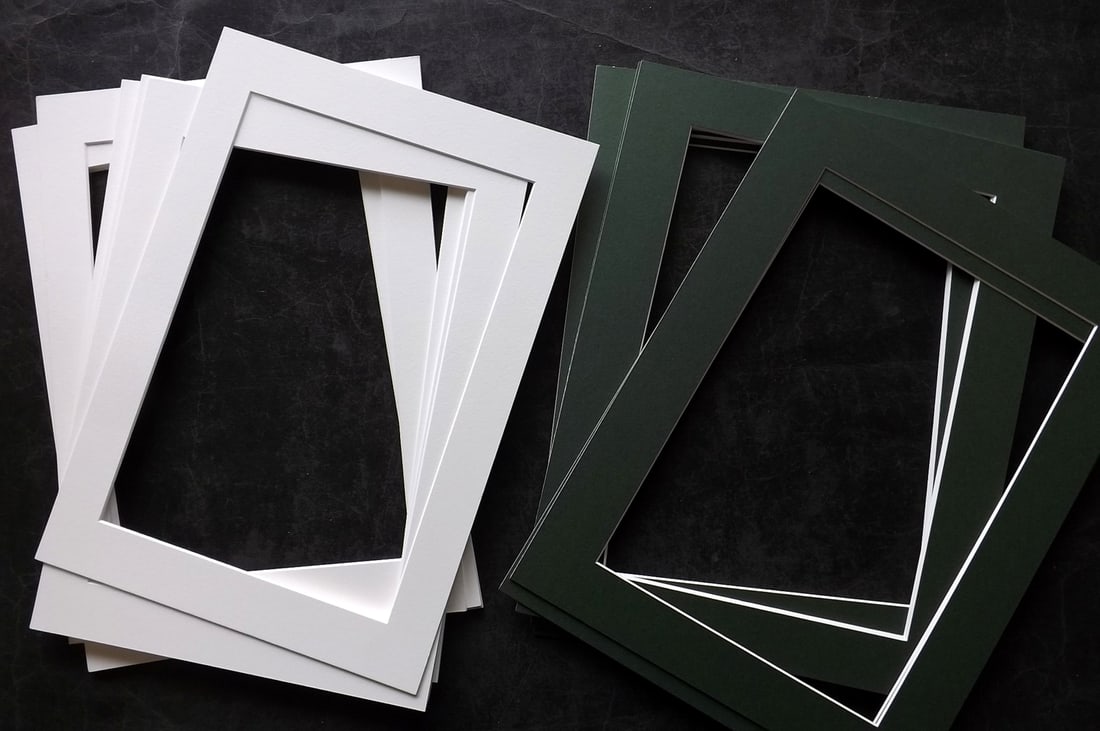 Picture Mats - 14 x 11 & 10 Inch - Lot of 20 Mounts for Antique Prints: Bevel Cut. Green and Off-White. 10 of each (20 in total) Mount Size 14 x 11 inch (36 x 28cm) and 14 x 10 inch (36 x 25cm) Aperture 11.5 x 8 inch (29 x 20cm) and 11.5 x 7.5 inch (29 x 19cm) Excellent a