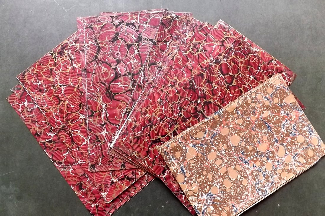 Old Paper, Bookbinding 19th Cent. Lot of 22 Marble End Papers 8vo: 20 Uniform Marbled End Papers, plus one other pair, made in Britain in the 19th Cent. Sizes incl 8vo and 4to. Several by Riviere & Son. Paper Size: Up to 10.5 x 6.5 inch (27 x 17cm) Good Condition