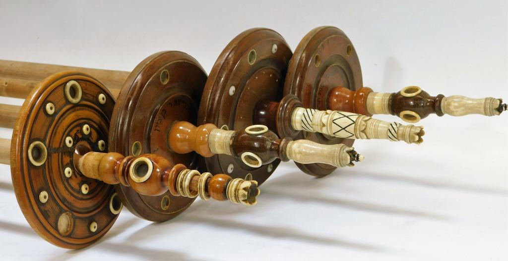 4 Etz Chaim Bone Judaic Torah Scroll Rollers Group: Europe,20th Century Group contains one pair of etz chaim and two single rollers. Two poles are typically used to read the Torah, one to hold the scroll and another to use as a place holder. Wood, bone